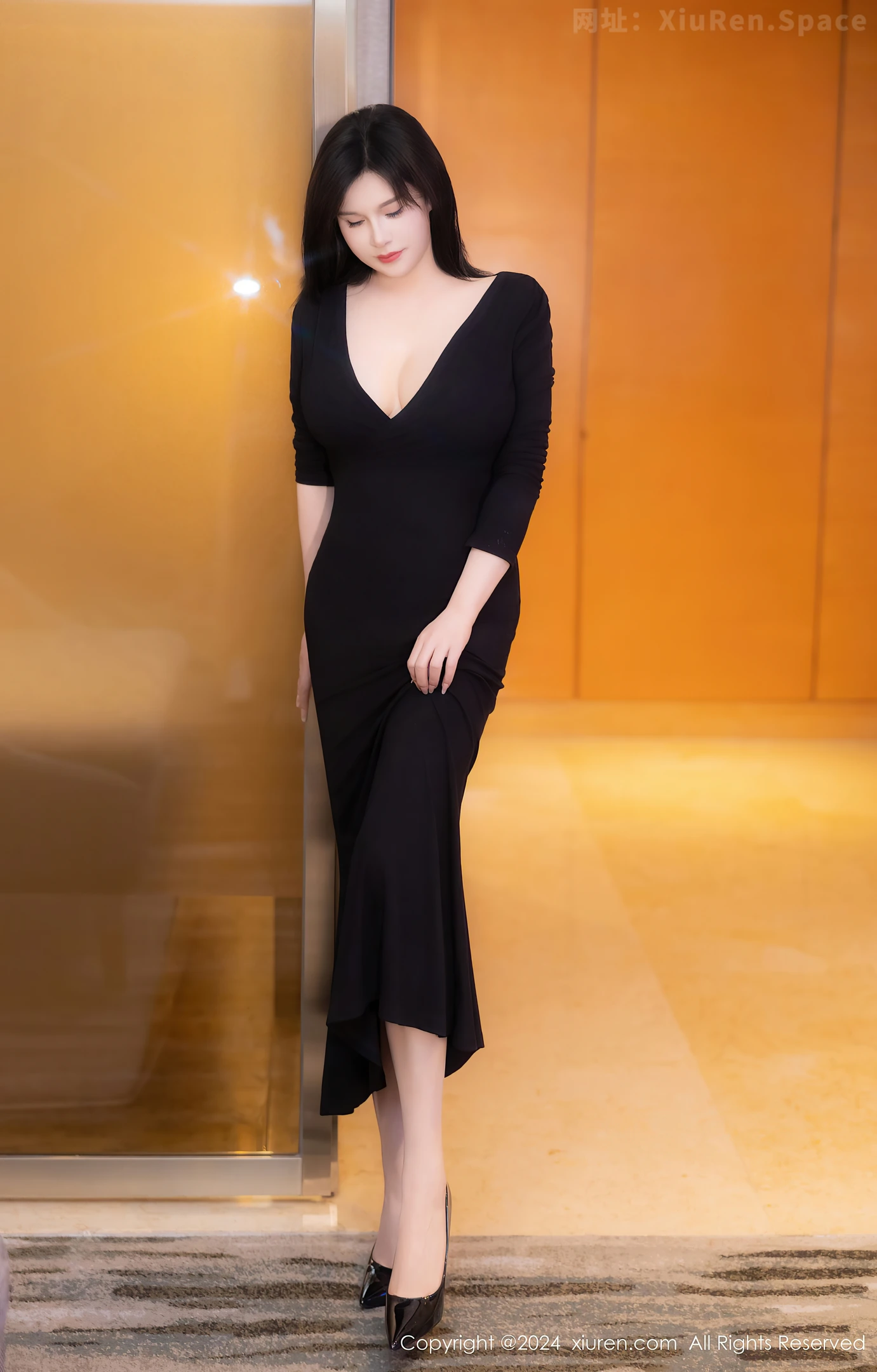 图片[5]-[XiuRen秀人网]VOL.8787 新人模特水水姐性感黑色连衣裙配开档黑丝秀翘臀美腿诱惑写真78P-秀人网官方网站